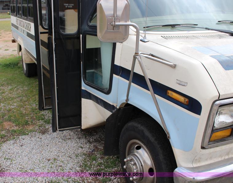 image for item F7687 1988 Ford Econoline E350 bus