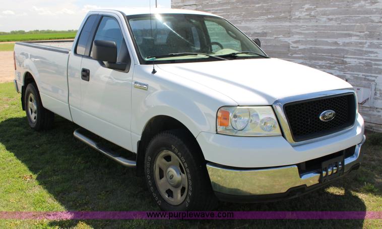 image for item F7728 2005 Ford F150 pickup truck