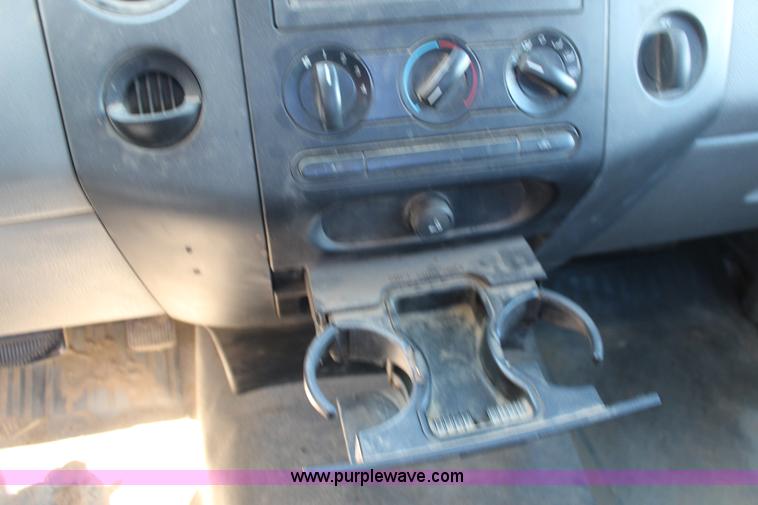 image for item F7728 2005 Ford F150 pickup truck