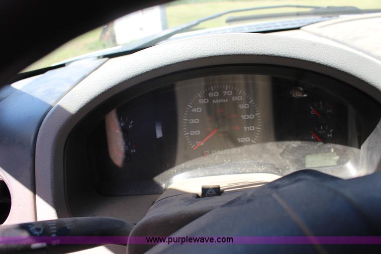 image for item F7728 2005 Ford F150 pickup truck