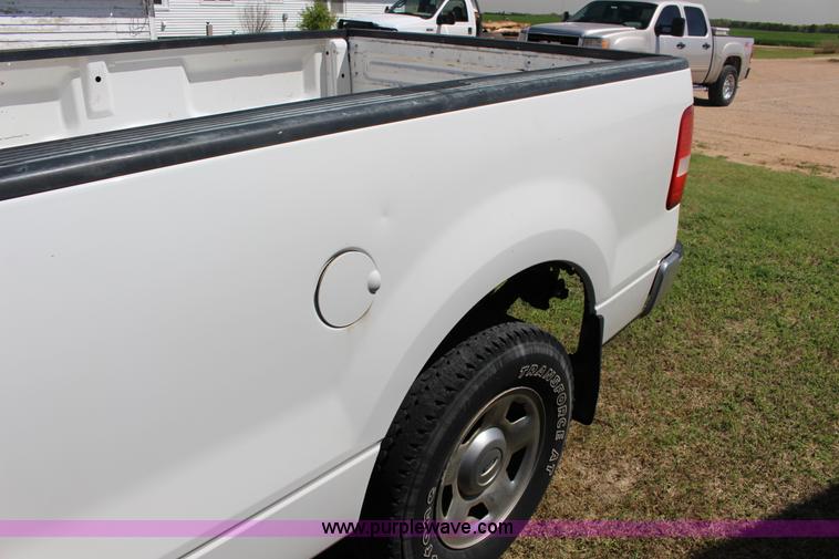 image for item F7728 2005 Ford F150 pickup truck