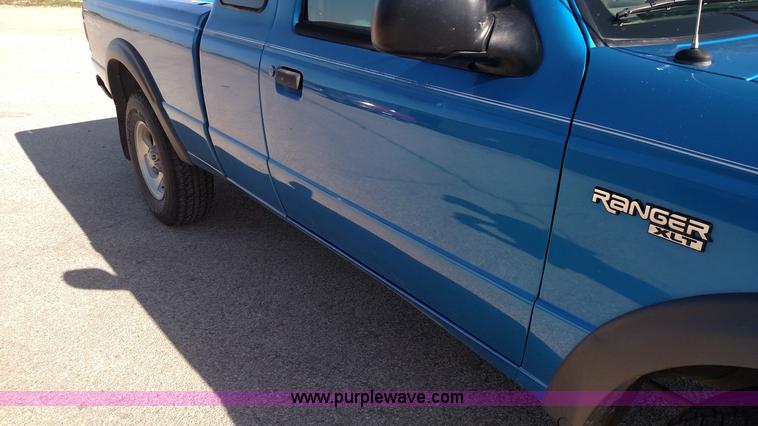 image for item F7745 2000 Ford Ranger XLT SuperCab pickup truck