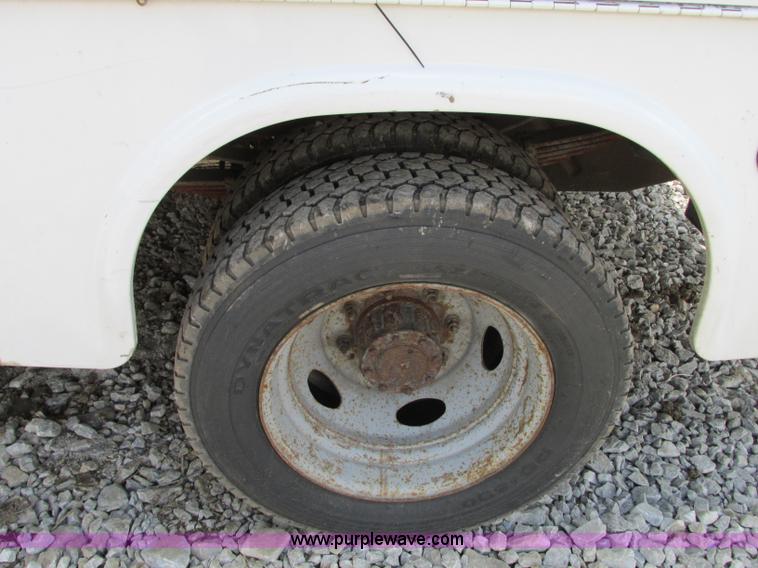 image for item G6533 1999 Ford F550 XL utility truck