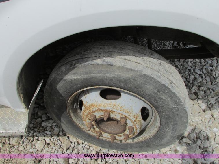 image for item G6533 1999 Ford F550 XL utility truck