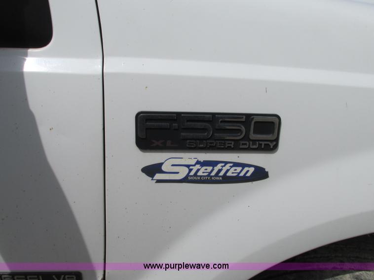 image for item G6533 1999 Ford F550 XL utility truck