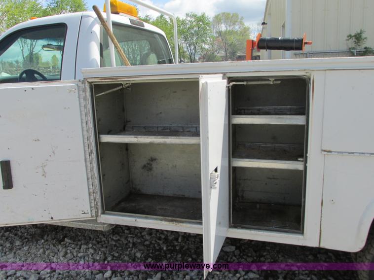 image for item G6533 1999 Ford F550 XL utility truck