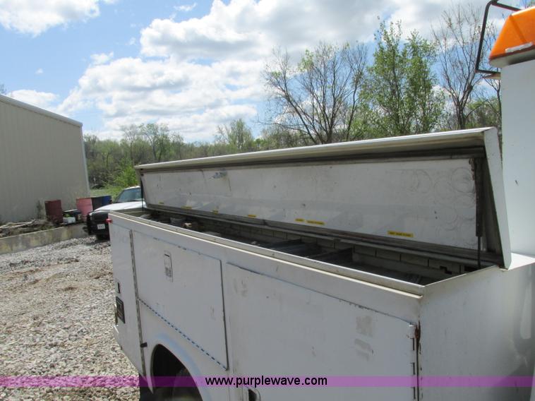 image for item G6538 2004 Ford F350 Super Duty XL utility truck