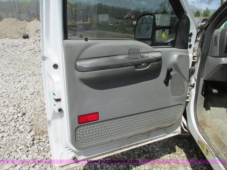image for item G6538 2004 Ford F350 Super Duty XL utility truck