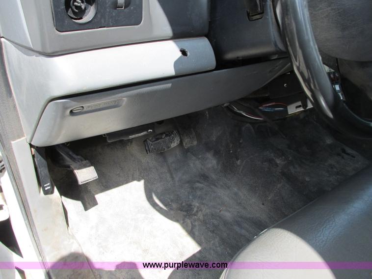 image for item G6538 2004 Ford F350 Super Duty XL utility truck