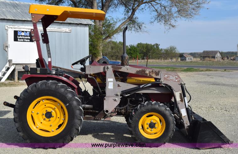 image for item H5120 2003 Taskmaster 438E MFWD tractor