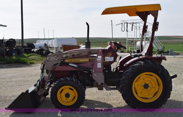 image for item H5120 2003 Taskmaster 438E MFWD tractor