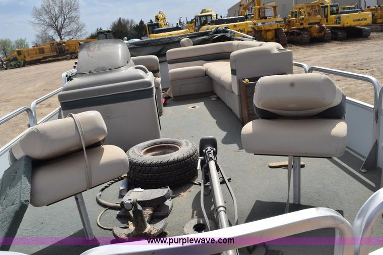 image for item H5213 2000 Sun Tracker 21' pontoon boat