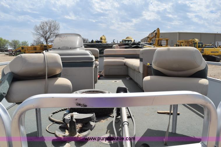 image for item H5213 2000 Sun Tracker 21' pontoon boat