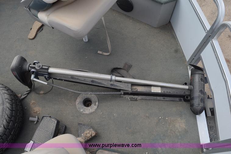 image for item H5213 2000 Sun Tracker 21' pontoon boat