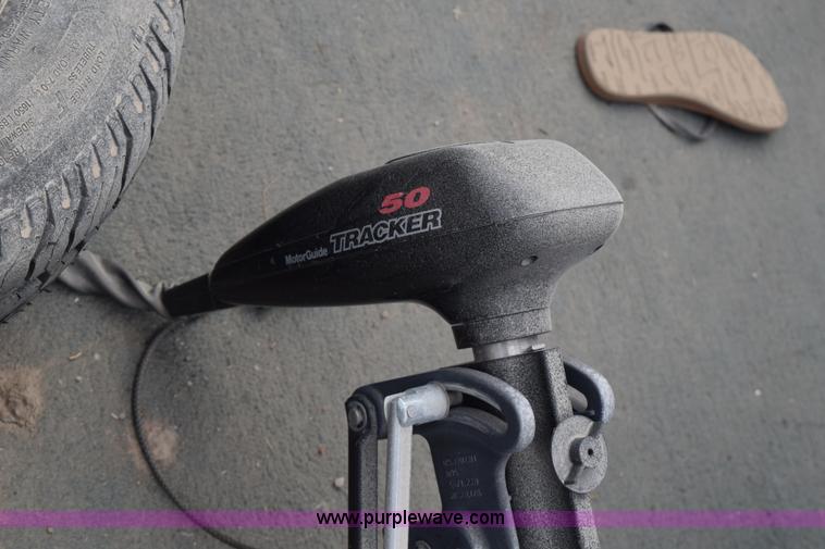 image for item H5213 2000 Sun Tracker 21' pontoon boat