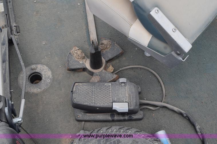 image for item H5213 2000 Sun Tracker 21' pontoon boat