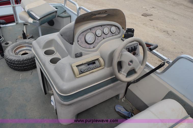 image for item H5213 2000 Sun Tracker 21' pontoon boat