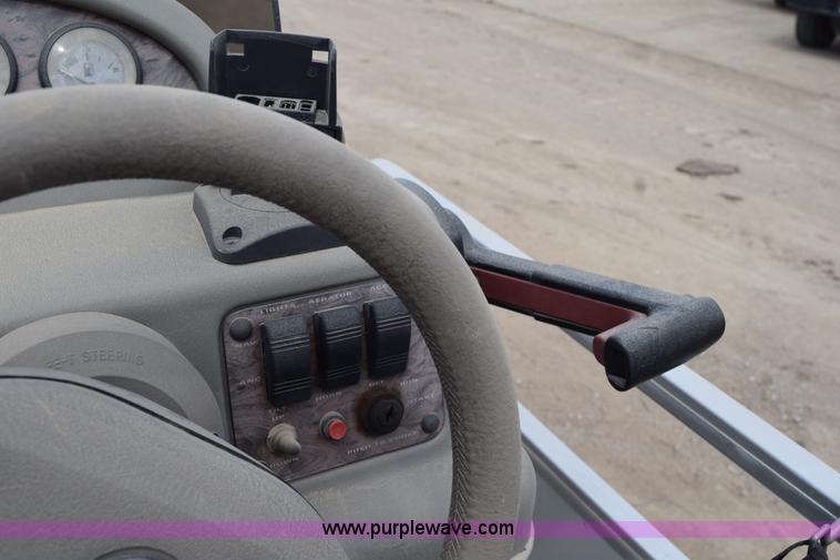 image for item H5213 2000 Sun Tracker 21' pontoon boat