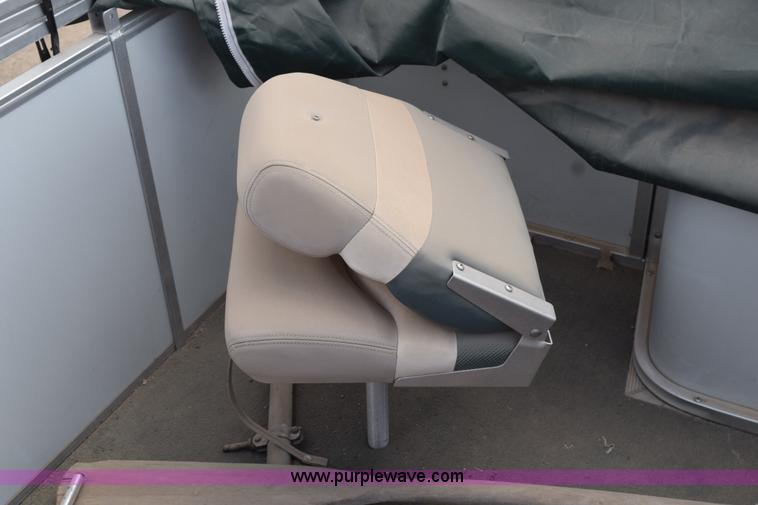 image for item H5213 2000 Sun Tracker 21' pontoon boat