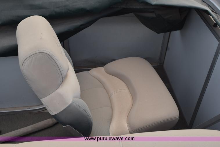 image for item H5213 2000 Sun Tracker 21' pontoon boat