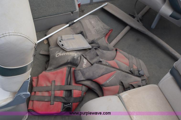 image for item H5213 2000 Sun Tracker 21' pontoon boat