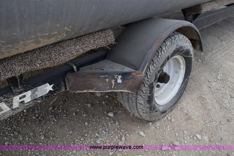 image for item H5213 2000 Sun Tracker 21' pontoon boat