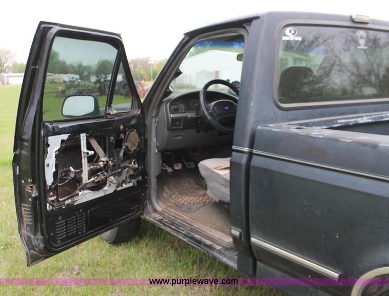 image for item H5838 1992 Ford F150 pickup truck