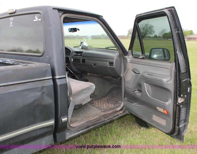 image for item H5838 1992 Ford F150 pickup truck