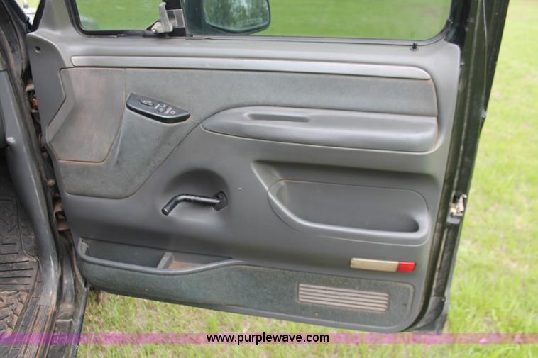 image for item H5838 1992 Ford F150 pickup truck