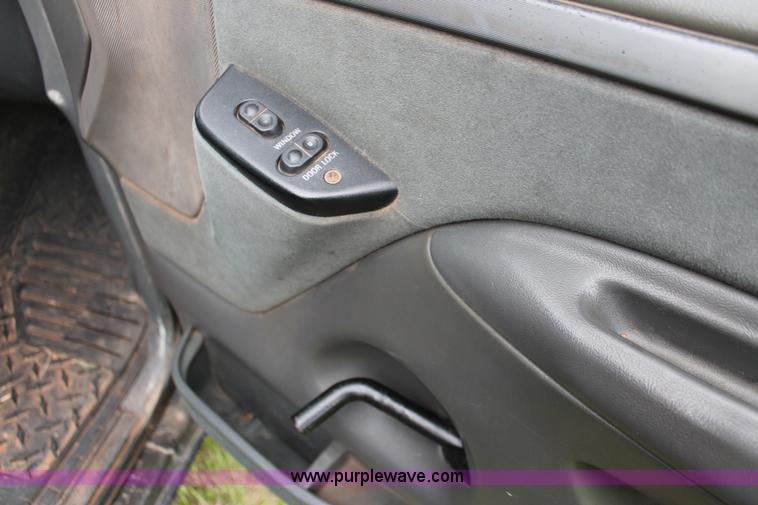 image for item H5838 1992 Ford F150 pickup truck