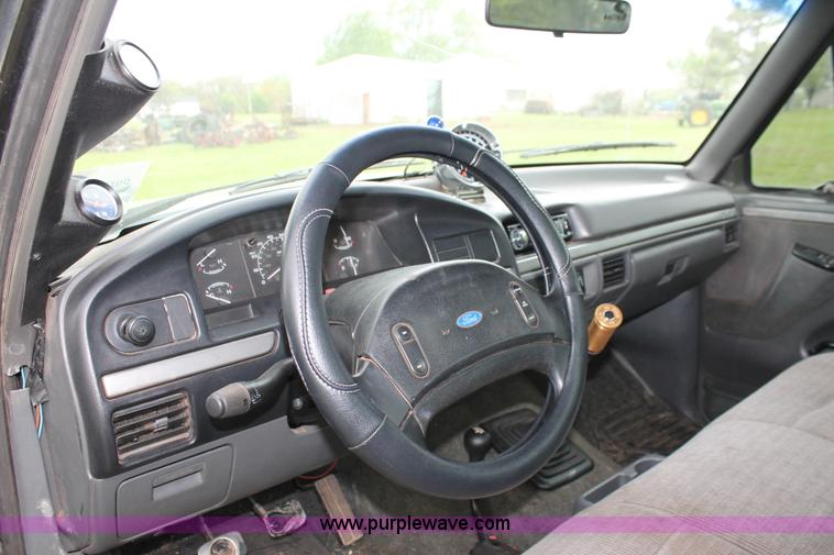 image for item H5838 1992 Ford F150 pickup truck