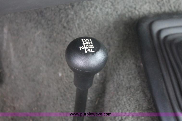 image for item H5838 1992 Ford F150 pickup truck