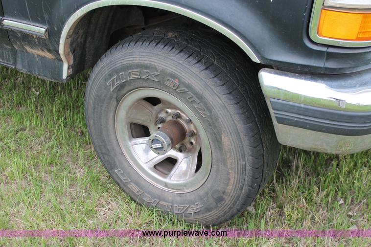 image for item H5838 1992 Ford F150 pickup truck