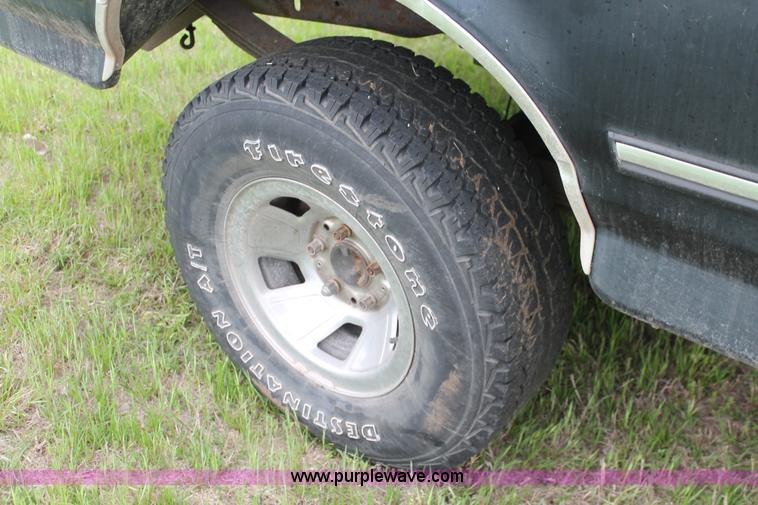 image for item H5838 1992 Ford F150 pickup truck