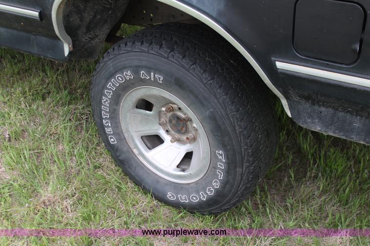 image for item H5838 1992 Ford F150 pickup truck