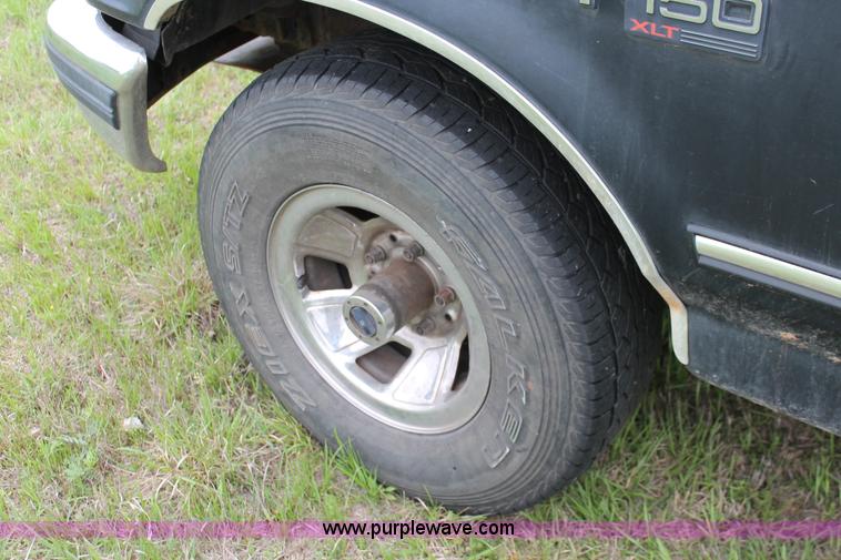 image for item H5838 1992 Ford F150 pickup truck