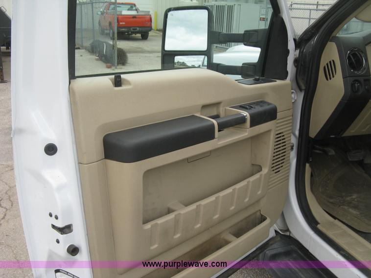 image for item H8646 2008 Ford F350 Super Duty XL Crew Cab flatbed truck