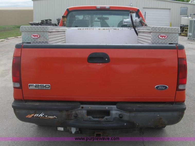 image for item H8647 2006 Ford F250 Super Duty XL pickup truck