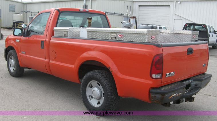 image for item H8647 2006 Ford F250 Super Duty XL pickup truck