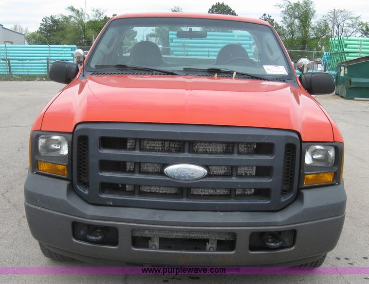 image for item H8647 2006 Ford F250 Super Duty XL pickup truck