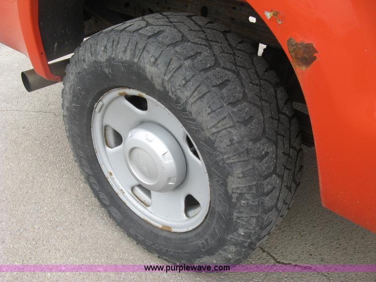 image for item H8647 2006 Ford F250 Super Duty XL pickup truck