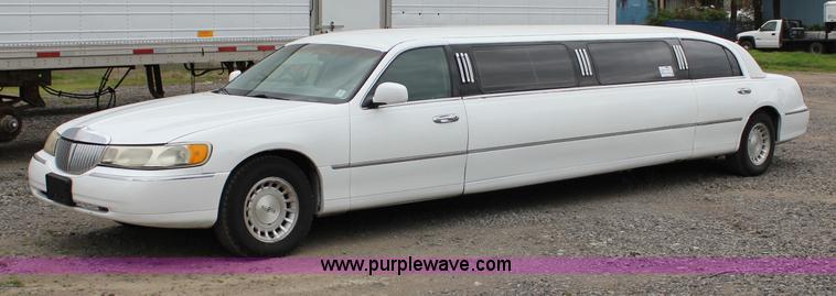 image for item I1747 1998 Lincoln Town Car limousine