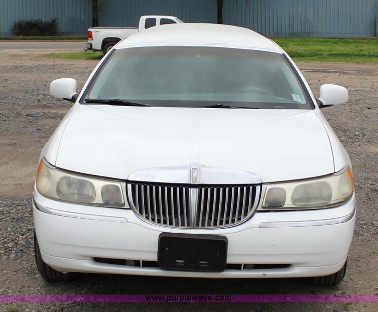 image for item I1747 1998 Lincoln Town Car limousine