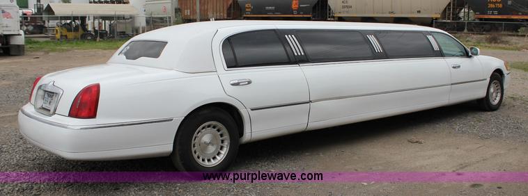 image for item I1747 1998 Lincoln Town Car limousine