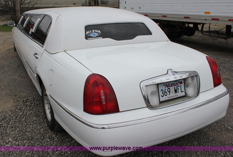 image for item I1747 1998 Lincoln Town Car limousine