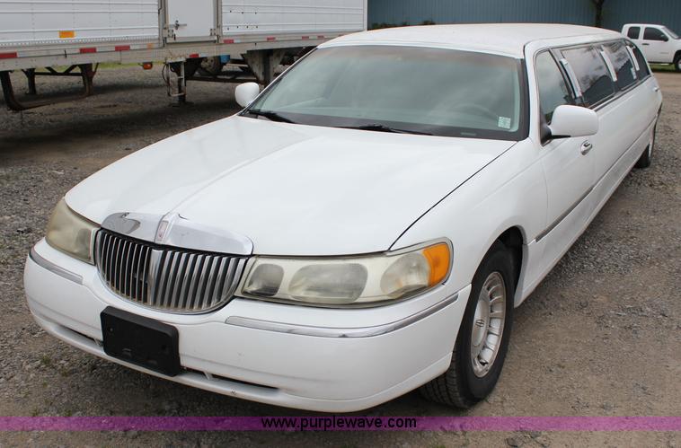 image for item I1747 1998 Lincoln Town Car limousine