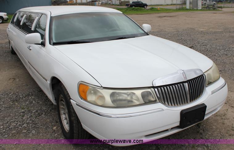 image for item I1747 1998 Lincoln Town Car limousine