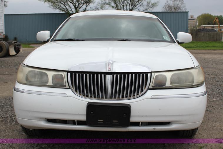image for item I1747 1998 Lincoln Town Car limousine