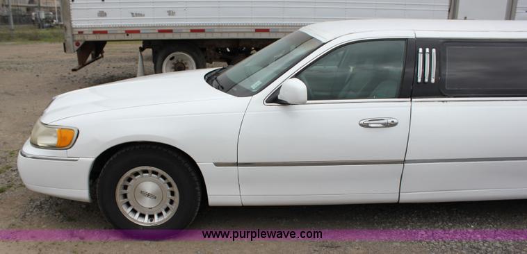image for item I1747 1998 Lincoln Town Car limousine