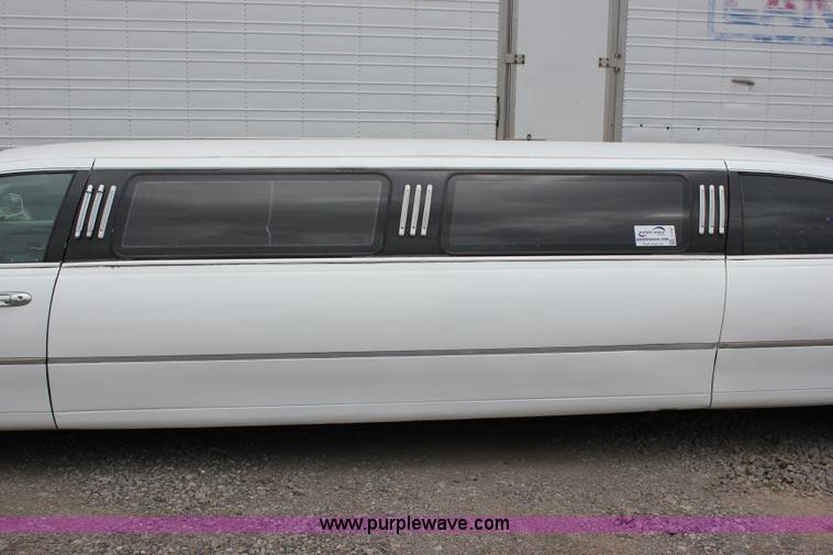 image for item I1747 1998 Lincoln Town Car limousine